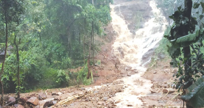 കൊ​ക്ക​യാ​റി​ൽ നാലു വീടുകൾ ഒലിച്ചുപോയി; എട്ടുപേരെ കാണാതായി