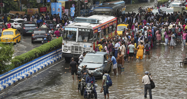മഴയിൽ മരവിച്ച് കോൽക്കത്ത;  എട്ട് മരണം
