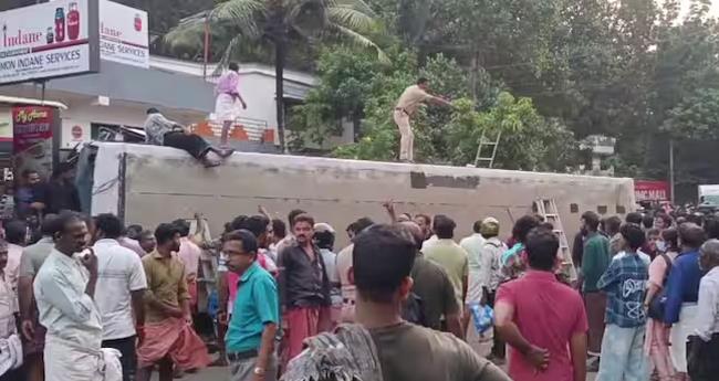 നി​യ​ന്ത്ര​ണം വി​ട്ട കെ​എ​സ്ആ​ർ​ടി​സി ബ​സ് മ​റി​ഞ്ഞു; നി​ര​വ​ധി പേ​ർ​ക്ക് പ​രി​ക്ക്