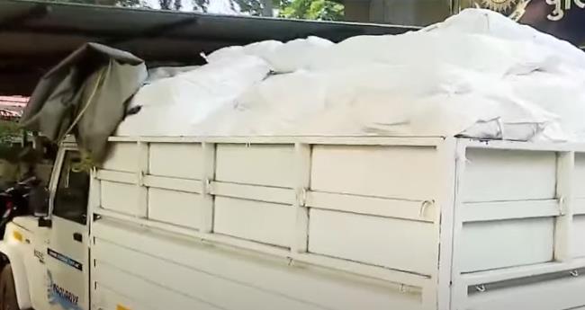 കൊ​ല്ല​ത്ത് വ​ന്‍ ല​ഹ​രി​വേ​ട്ട; 109 ചാ​ക്ക് നി​രോ​ധി​ത പു​ക​യി​ല ഉ​ത്പ​ന്നം പി​ടി​കൂ​ടി