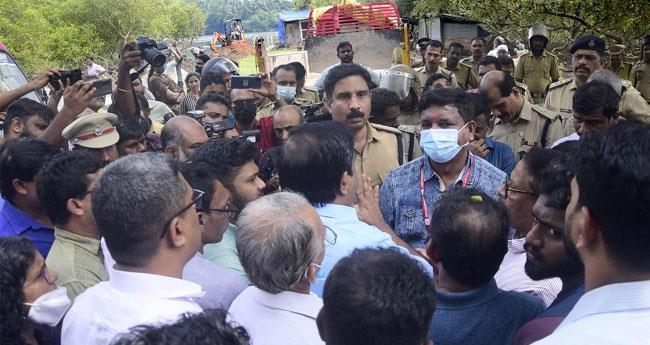 കോ​തി മാ​ലി​ന്യ പ്ലാ​ന്‍റ് സ​മ​ര​ത്തി​ൽ ഉ​ന്തും ത​ള്ളും