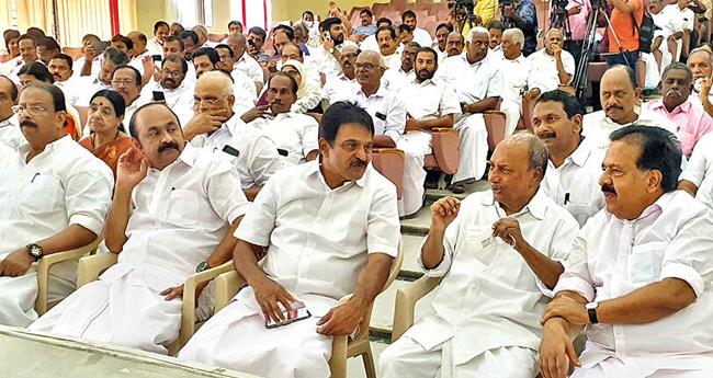 ക്യാ​പ്റ്റ​ൻ - മേ​ജ​ർ ത​ർ​ക്കം; കെ​പി​സി​സി യോ​ഗ​ത്തി​ൽ വി​മ​ർ​ശ​നം