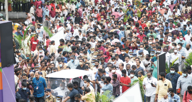 പേ​​പ്പ​​ർ വ്യ​​വ​​സാ​​യ​​രം​​ഗ​​ത്തെ മു​​ൻ​​നി​​ര ക​​ന്പ​​നി​​യാ​​ക്കി  കെ​​പി​​പി​​എലിനെ മാ​​റ്റു​​ം: മുഖ്യമന്ത്രി