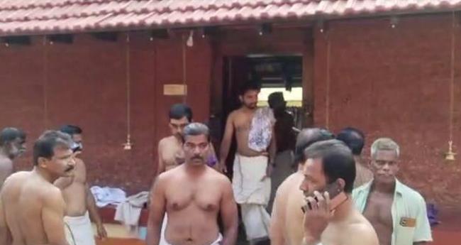 ചി​ല വി​ഭാ​ഗ​ങ്ങ​ൾ​ക്ക് മാ​ത്രം നാ​ല​മ്പ​ല​ത്തി​ൽ പ്ര​വേ​ശ​നം; ജ​ന​കീ​യ സ​മി​തി​യു​ടെ നേ​തൃ​ത്വ​ത്തി​ല്‍ നാ​ല​മ്പ​ല പ്ര​വേ​ശ​നം