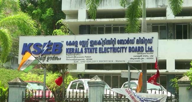 നി​ര​ക്കു വ​ർ​ധ​ന​യ്ക്കു പു​റ​മേ സ​ർ​ചാ​ർ​ജും വേ​ണ​മെ​ന്ന് കെ​എ​സ്ഇ​ബി; വേ​ണ്ടെ​ന്ന് റ​ഗു​ലേ​റ്റ​റി ക​മ്മി​ഷ​ന്‍