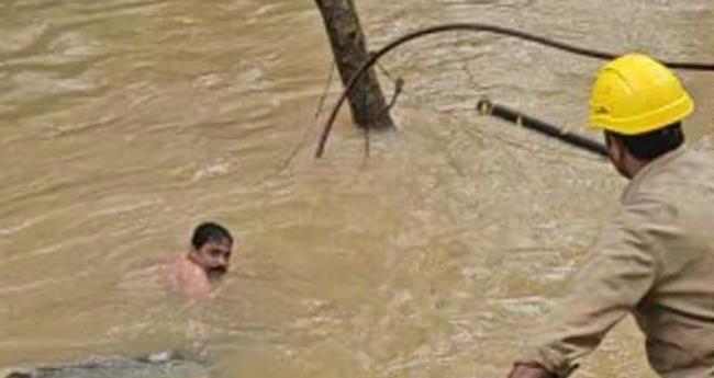 വൈ​ദ്യു​തി ക​മ്പി പൊ​ട്ടി തോ​ട്ടി​ൽ വീ​ണു; കു​ത്തി​യൊ​ലി​ക്കു​ന്ന തോ​ട്ടി​ലി​റ​ങ്ങി കെ​എ​സ്ഇ​ബി ജീ​വ​ന​ക്കാ​ര​ൻ