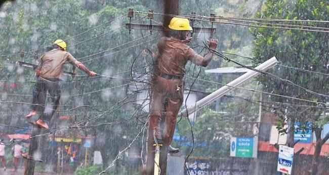ക​ന​ത്ത മ​ഴ​യും കാ​റ്റും; കെ​എ​സ്ഇ​ബി​ക്ക് 48 കോ​ടി രൂ​പ​യു​ടെ ന​ഷ്ടം
