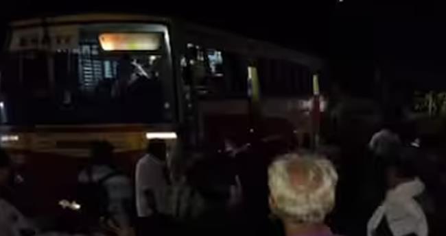 കെ​എ​സ്ആ​ർ​ടി​സി ഉ​ല്ലാ​സ​യാ​ത്രാ ബ​സ് കേ​ടാ​യി;  യാ​ത്ര​ക്കാ​ർ പെ​രു​വ​ഴി​യി​ൽ