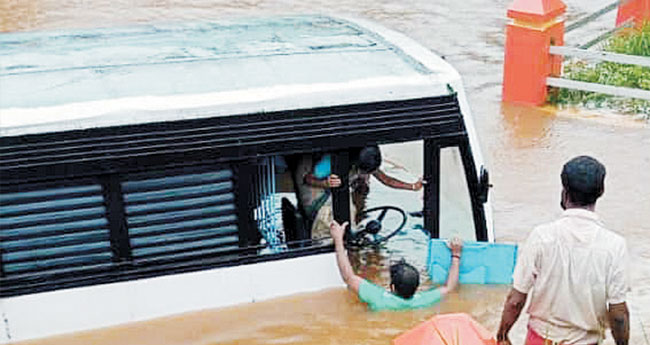 പൂഞ്ഞാറിൽ കെഎസ്ആർടിസി ബസ് മുങ്ങി