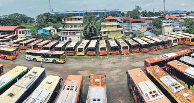 ഒടുവിൽ ശാപമോക്ഷം ; ലോ​ഫ്ളോ​ർ ബ​സു​ക​ൾ പൊളിച്ചു വില്ക്കുന്നു