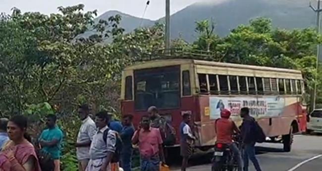 നി​യ​ന്ത്ര​ണം വി​ട്ട ബ​സ് കൊ​ക്ക​യു​ടെ സ​മീ​പ​ത്ത്; ഡ്രൈ​വ​റു​ടെ സ​മ​യോ​ചി​ത ഇ​ട​പെ​ട​ലി​ലൂ​ടെ വ​ൻ ദു​ര​ന്തം ഒ​ഴി​വാ​യി