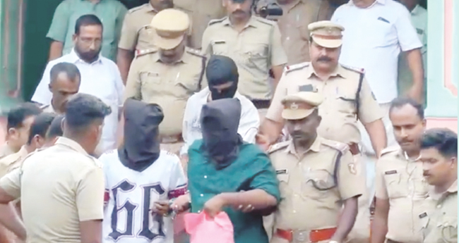 പ​ക​യോ​ടെ പോ​ലീ​സ്, കുടഞ്ഞ് കോടതി; കെ​എ​സ്‌​യു പ്ര​വ​ർ​ത്ത​ക​രെ വി​ല​ങ്ങി​ട്ട്, മു​ഖം​മൂ​ടി ധ​രി​പ്പി​ച്ച് ഹാ​ജ​രാ​ക്കി