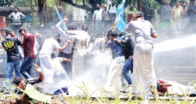 കെ​എ​സ്‌‌‌‌​യു മാർച്ചിൽ കല്ലേറ്, ലാത്തിച്ചാർജ്