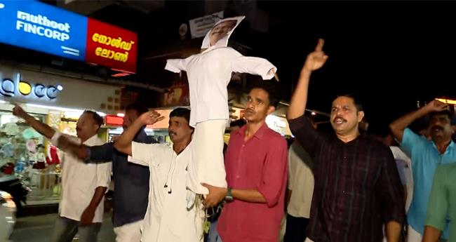 എം.​കെ.​രാ​ഘ​വ​നെ ത​ട​ഞ്ഞ​വ​ർ​ക്കെ​തി​രെ ന​ട​പ​ടി; ക​ണ്ണൂ​ർ കോ​ൺ​ഗ്ര​സി​ൽ ക​ലാ​പം