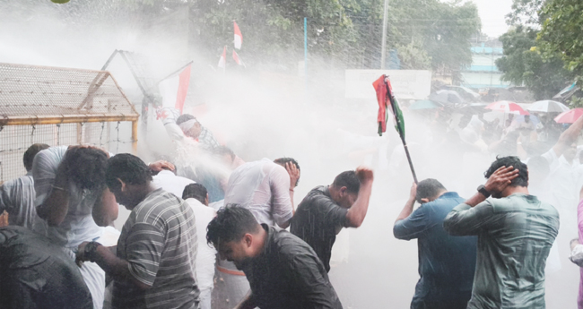 പോ​ലീ​സ് മ​ർ​ദ​ന​ത്തി​ൽ പ്ര​തി​ഷേ​ധം; കു​ന്നം​കു​ളം സ്റ്റേ​ഷ​നി​ലേ​ക്ക് മാ​ർ​ച്ച്, സം​ഘ​ർ​ഷം, ജ​ല​പീ​ര​ങ്കി