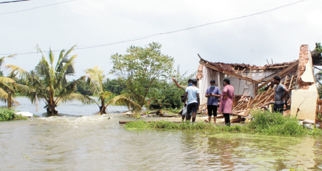 മ​ട​വീ​ഴ്ച: 151 വ​ർ​ഷം പ​ഴ​ക്ക​മു​ള്ള   ദേ​വാ​ല​യം ത​ക​ർ​ന്നു