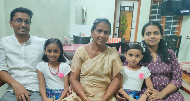 കി​ഴ​ക്കേ​ത്തെ​രു​വ് കു​റ്റി​യി​ൽ  വീ​ട്ടി​ൽ ആ​ഹ്ലാ​ദം