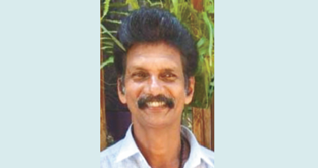 കാറിടിച്ചു റോഡിൽ വീണ ബൈക്ക് യാത്രികൻ പിക്കപ് വാൻ കയറി മരിച്ചു