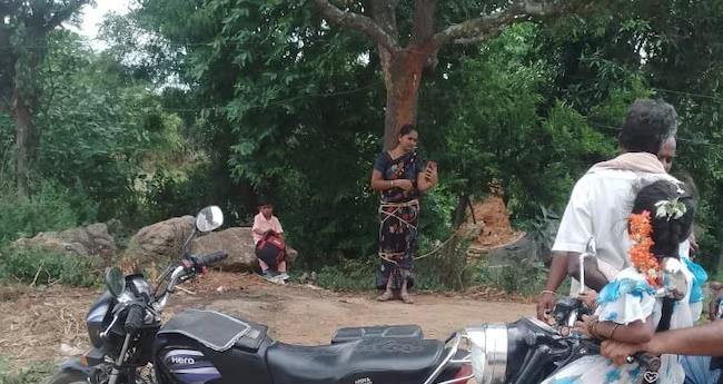 ഭ​ർ​ത്താ​വ് വാ​യ്പ തി​രി​ച്ച​ട​ച്ചി​ല്ല; യു​വ​തി​യെ മ​ര​ത്തി​ൽ കെ​ട്ടി​യി​ട്ട് പ​ലി​ശ​ക്കാ​ര​ൻ