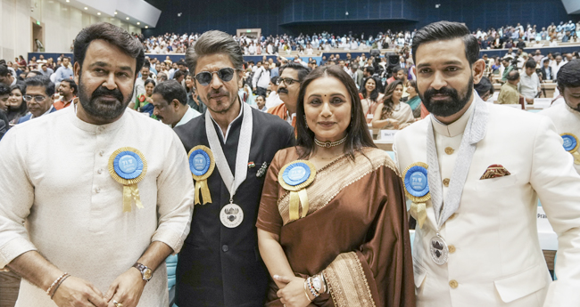 പു​​​ര​​​സ്കാ​​​ര​​​വേദിയിൽ ശ്രദ്ധാകേന്ദ്രമായി മോഹൻലാൽ