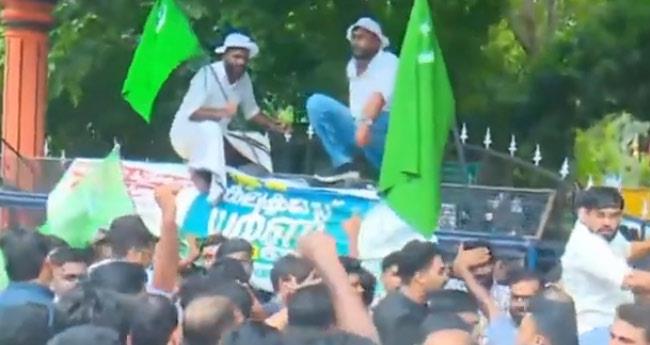 പ്ല​സ് വ​ണ്‍ സീ​റ്റ് പ്ര​തി​സ​ന്ധി; മ​ല​ബാ​റി​ല്‍ മു​സ്‌​ലിം ലീ​ഗ് പ്ര​തി​ഷേ​ധം