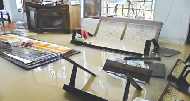 ലീ​ലാ​വ​തി ടീ​ച്ച​റു​ടെ പു​സ്ത​ക​ങ്ങൾ മഴയെടുത്തു