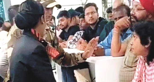 എയർ ഇന്ത്യ വിമാനങ്ങളിൽ ലഗേജ് എത്തിയില്ല; പ്രതിഷേധിച്ച് യാത്രക്കാർ