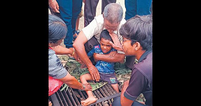 കാ​ൽ ഇ​രു​മ്പു ഗ്രി​ല്ലി​നി​ട​യി​ൽ കു​ടു​ങ്ങി; ആ​റു വ​യ​സു​കാ​ര​നു ഫ​യ​ർ​ഫോ​ഴ്സ് ര​ക്ഷ​ക​രാ​യി