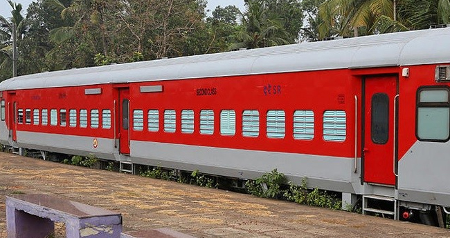 എ​റ​ണാ​കു​ളം - വേ​ളാ​ങ്ക​ണ്ണി എ​ക്സ്പ്ര​സും  എ​ൽ​എ​ച്ച്ബി കോ​ച്ചി​ലേ​യ്ക്ക്
