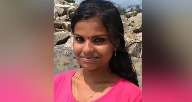 കൊ​ല്ല​ത്ത് യു​വ​തി വീ​ട്ടി​ൽ തൂ​ങ്ങി​മ​രി​ച്ച നി​ല​യി​ൽ
