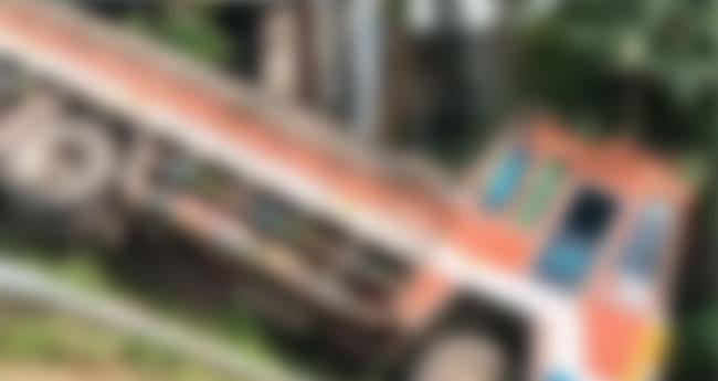 ടീ ​ബ്രേ​ക്ക് എ​ടു​ത്ത് ഡ്രൈ​വ​ർ; മോ​ഷ്ടാ​വ് ലോ​റി​യു​മാ​യി ക​ട​ന്നു, അ​പ​ക​ട​ത്തി​ൽ​പെ​ട്ട​തോ​ടെ കു​ടു​ങ്ങി