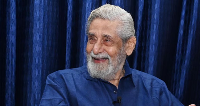 മ​ധു​വി​ന് ആ​യു​ഷ്കാ​ല  സം​ഭാ​വ​ന​യ്ക്കു​ള്ള  പു​ര​സ്കാ​രം