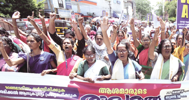 പോ​രാ​ട്ട​വീ​ര്യ​വു​മാ​യി ആ​ശ​മാ​രു​ടെ മ​ഹാ​റാ​ലി