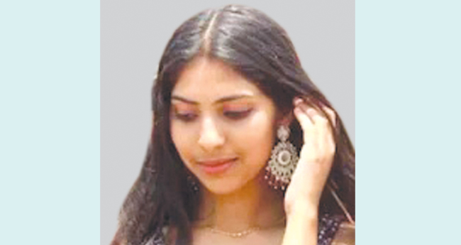 ആ​ത്മ​ഹ​ത്യ​യ്ക്കു ശ്ര​മി​ച്ച വി​ദ്യാ​ർ​ഥി​നി​യു​മാ​യി  പോ​യ കാ​ർ മ​റി​ഞ്ഞു;  വി​ദ്യാ​ർ​ഥി​നി മ​രി​ച്ചു