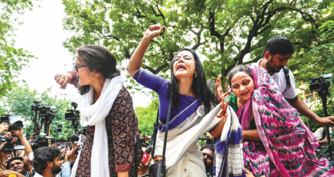 നാ​​​രീ​​​ശ​​​ക്തി തി​​​രി​​​ച്ച​​​റി​​​ഞ്ഞ് ഡ​​​ൽ​​​ഹി തെരുവ്
