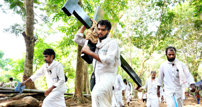 മ​ല​യാ​റ്റൂ​രി​ലേ​ക്ക് തീ​ർ​ഥാ​ട​കപ്ര​വാ​ഹം