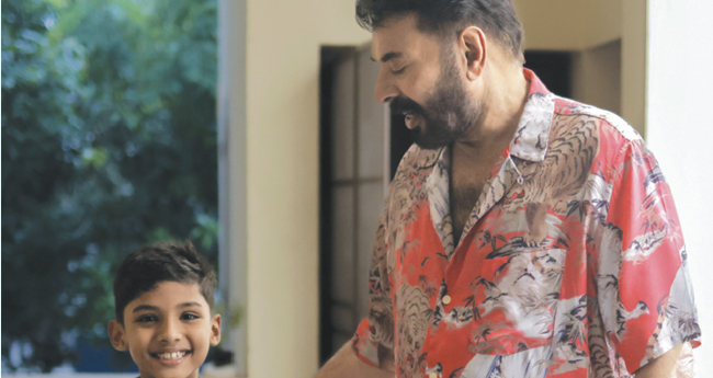 ഇഷ്‌ടകളിപ്പാട്ടം സമ്മാനിച്ച് ഇഷ്‌ടനടൻ, മഹാദേവിന് മധുരപ്പിറന്നാൾ