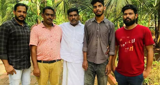 പ്ര​ശ്‌​ന​ങ്ങ​ള്‍ പ​റ​ഞ്ഞു തീ​ര്‍​ത്തു; അ​ർ​ജു​ന്‍റെ കു​ടും​ബ​ത്തെ കാ​ണാ​ൻ മ​നാ​ഫെ​ത്തി