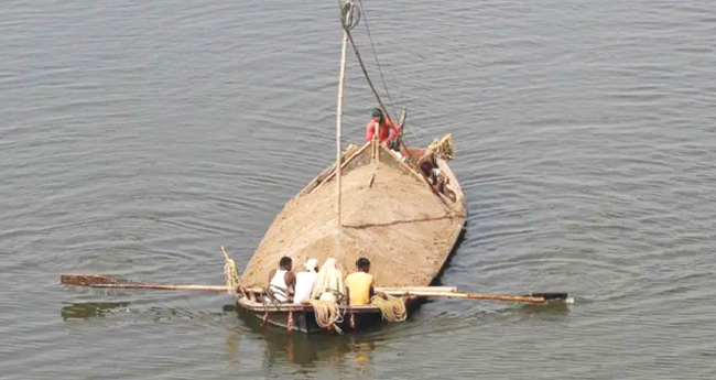 ന​ദി​ക​ളി​ൽനി​ന്ന്  വീ​ണ്ടും മ​ണ​ൽവാ​ര​ൽ