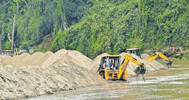 പ​മ്പ​യി​ലെ മ​ണ​ല്‍ നീ​ക്കം: വി​ജി​ല​ന്‍​സ് കോ​ട​തി​യു​ടെ ഉ​ത്ത​ര​വി​ന്മേ​ലു​ള്ള  സ്റ്റേ ​നീ​ട്ടി