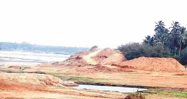 പു​ഴമ​ണ​ൽ  വാ​ര​ൽ;       ജി​യോ​ള​ജി വ​കു​പ്പി​ന്‍റെ അ​നു​മ​തി നി​​​ർ​​​ബ​​​ന്ധ​​​മാ​​​ക്കാ​​​ൻ ച​ട്ട​ഭേ​ദ​ഗ​തി