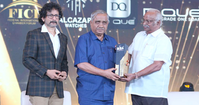മ​ണ​പ്പു​റം  എം​ബി​എ അ​വാ​ർ​ഡ്  ഡോ. ​വി​ജ​യ്  സം​ഘേ​ശ്വ​റി​നു  സ​മ്മാ​നി​ച്ചു