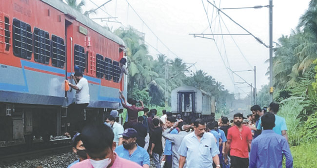 ഓ​ടി​ക്കൊ​ണ്ടി​രു​ന്ന മം​ഗ​ള എ​ക്സ്പ്ര​സി​ന്‍റെ ബോ​ഗി​യും എ​ൻ​ജി​നും വേ​ർ​പെ​ട്ടു