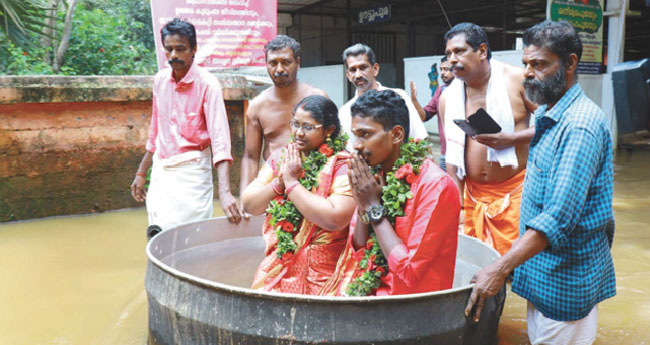 പ്ര​ണ​യ​ത്തി​നു വെ​ള്ള​പ്പൊ​ക്കം ത​ട​സ​മാ​യി​ല്ല, താ​ലി​ഭാ​ഗ്യം ചെ​ന്പി​ന​ക​ത്ത് പൂ​വ​ണി​ഞ്ഞു