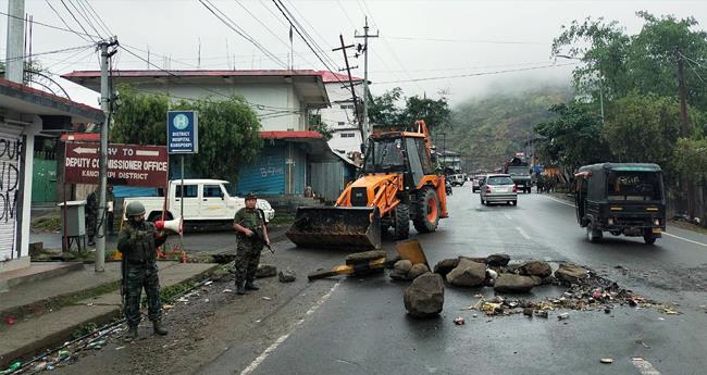 മ​ണി​പ്പൂ​രി​ൽ വീ​ണ്ടും സം​ഘ​ർ​ഷം; മൂ​ന്ന് പേ​ർ മ​രി​ച്ചു