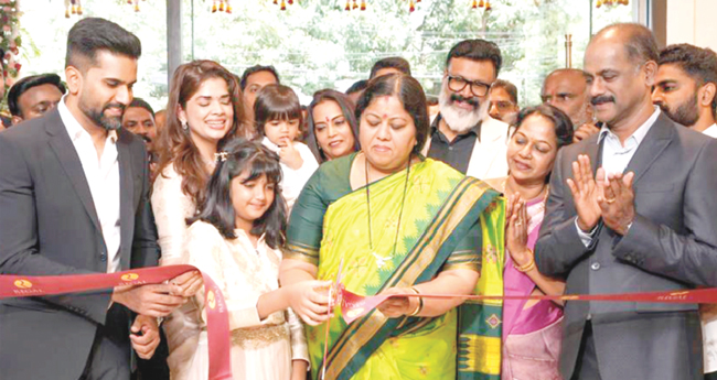 റീ​ഗ​ൽ ജ്വ​ല്ലേ​ഴ്സ് ബം​ഗ​ളൂ​രു  മാ​ർ​ത്ത​ഹ​ള്ളി ഷോ​റൂം തു​റ​ന്നു