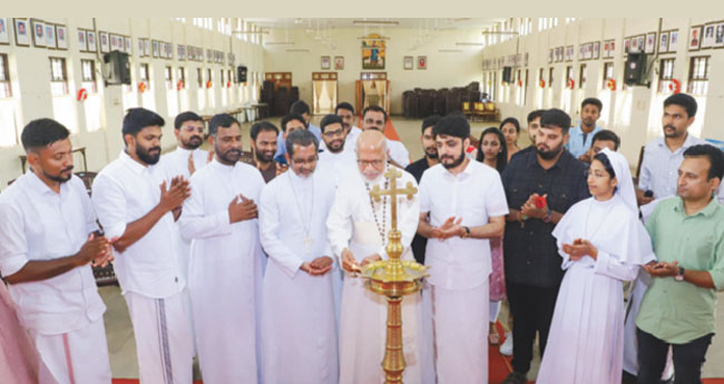 യു​വ​ജ​ന​ങ്ങ​ള്‍ സ​ഭ​യി​ലും സ​മൂ​ഹ​ത്തി​ലും ന​ന്മ  ചെ​യ്യു​ന്ന​വ​രാ​ക​ണം : ക​ര്‍​ദി​നാ​ള്‍ മാ​ര്‍ ആ​ല​ഞ്ചേ​രി