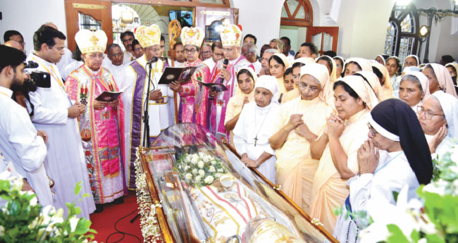 ഇ​ട​യ​ശ്രേ​ഷ്ഠ​നു പൂ​ര​ന​ഗ​രി​യു​ടെ പ്ര​ണാ​മം
