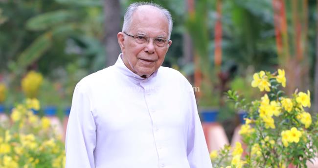 വി​ന​യം മു​ഖ​മു​ദ്ര​യാ​ക്കി​യ വ​ലി​യ ഇ​ട​യ​ൻ