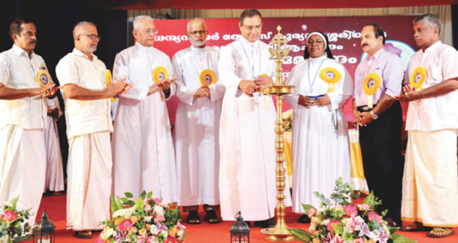 ച​ങ്ങ​നാ​ശേ​രി അ​തി​രൂ​പ​ത​യ്ക്ക് അ​ടി​ത്ത​റ പാ​കി​യ​ത് മാർ കു​ര്യാ​ള​ശേ​രി: മാ​ർ തോ​മ​സ് ത​റ​യി​ൽ